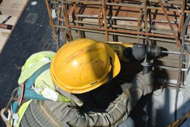 İnşaat İşçileri beton duvara delik delme tarafından yapmak