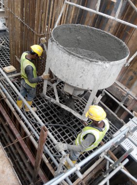 Bir grup inşaat işçileri sütun formu işe beton dökme