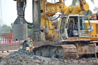 Yığın teçhizat makine inşaat alanında delik