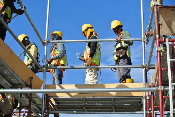 Werknemers in de bouw werkt op hoog niveau — Stockfoto