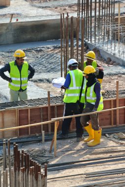 Grup çelik takviye çubuğu imalatı inşaat işçileri