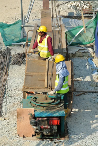 Barda çalışan inşaat işçileri yarda bükme — Stok fotoğraf