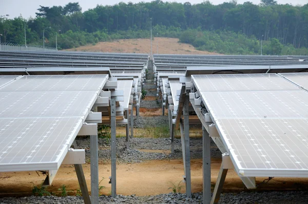 Panel solar en la granja solar — Foto de Stock