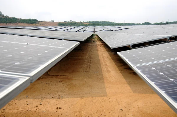 Panel solar en la granja solar — Foto de Stock