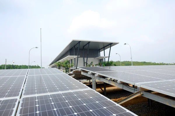 Panel solar en la granja solar — Foto de Stock