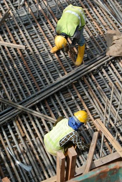 Group of construction workers fabricating steel reinforcement bar — Stock Photo, Image