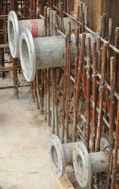 Boru flanşları su deposu için inşaat sahasında concreting işe gitmeden önce yükleyin.  