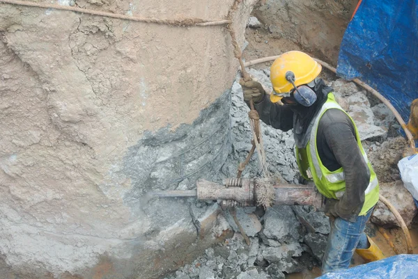 Un montón de trabajadores de la construcción pirateando cimientos — Foto de Stock