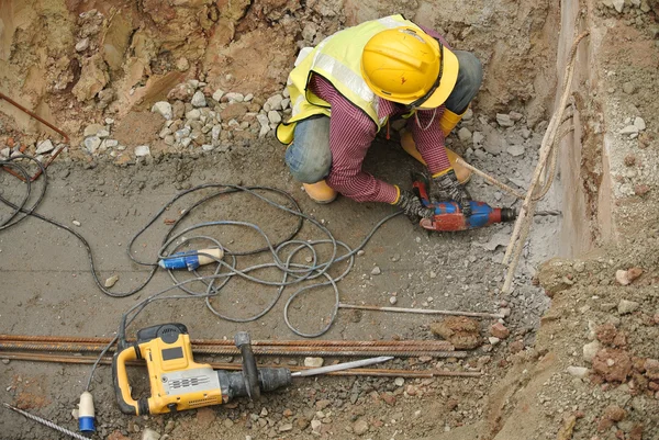 钻井工人混凝土使用移动式钻井机 — 图库照片