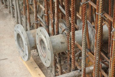 Boru flanşları su deposu için inşaat sahasında concreting işe gitmeden önce yükleyin.  