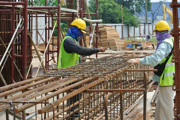 Grup çelik takviye çubuğu imalatı inşaat işçileri — Stok fotoğraf