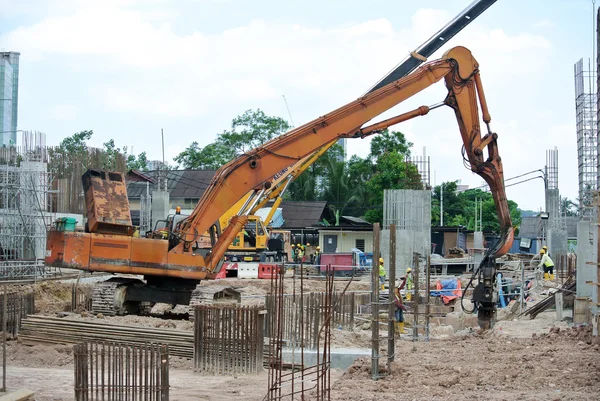 Steel sheet pile cofferdam machine at the construction site — Stock Photo, Image