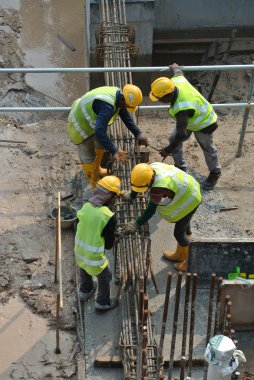 İnşaat İşçileri takviye çubuğu imalatı