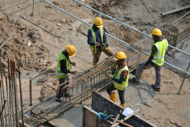 İnşaat İşçileri takviye çubuğu imalatı