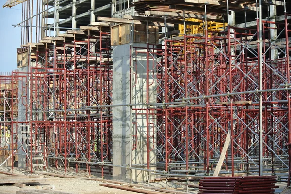 Gerüste zur Unterstützung einer Plattform oder zur Formarbeit für Bauarbeiter — Stockfoto