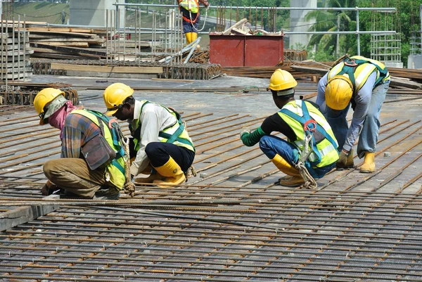 Travailleurs de la construction fabriquant plancher dalle barre d'armature — Photo