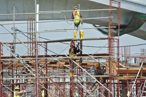 Trabajadores de la construcción que trabajan a alto nivel —  Fotos de Stock