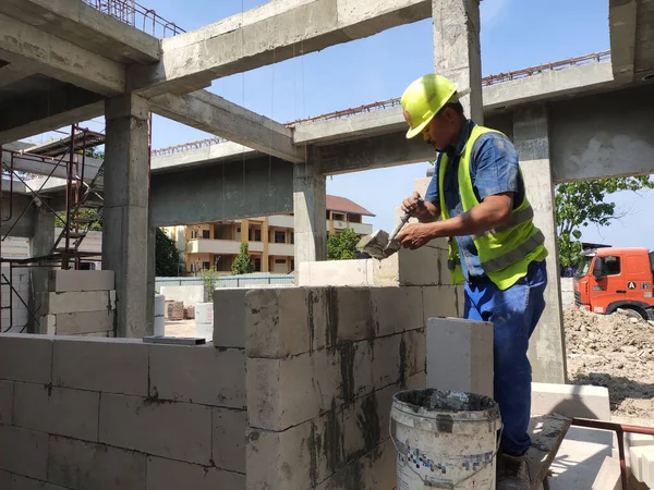 Seremban Malaysia March 2020 Construction Workers Laying Autoclaved Aerated Concrete — Stock Photo, Image