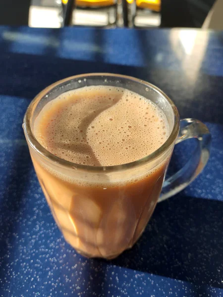 マレーシアのシグネチャードリンク Teh Tarik お茶をクリーム色の白いクリームと混ぜ合わせます クリームベースはパーム油ベースで作られています — ストック写真