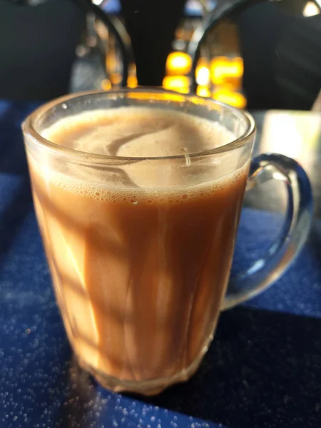 マレーシアのシグネチャードリンク Teh Tarik お茶をクリーム色の白いクリームと混ぜ合わせます クリームベースはパーム油ベースで作られています — ストック写真