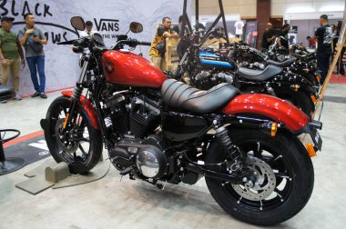 SERDANG, MALAYSIA - 9 Temmuz 2019: Geniş bir sergi salonunda çeşitli Harley Davidson marka motosikletler sergilenmektedir. Müşteriler tüm sergi salonunu rahatça taşıyabilirler..