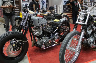 SERDANG, MALAYSIA - 9 Temmuz 2019: Geniş bir sergi salonunda çeşitli Harley Davidson marka motosikletler sergilenmektedir. Müşteriler tüm sergi salonunu rahatça taşıyabilirler..