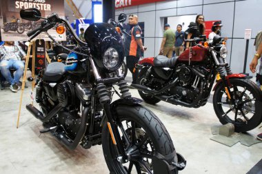 SERDANG, MALAYSIA - 9 Temmuz 2019: Geniş bir sergi salonunda çeşitli Harley Davidson marka motosikletler sergilenmektedir. Müşteriler tüm sergi salonunu rahatça taşıyabilirler..