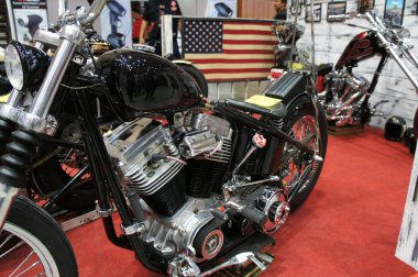 SERDANG, MALAYSIA - 9 Temmuz 2019: Geniş bir sergi salonunda çeşitli Harley Davidson marka motosikletler sergilenmektedir. Müşteriler tüm sergi salonunu rahatça taşıyabilirler..