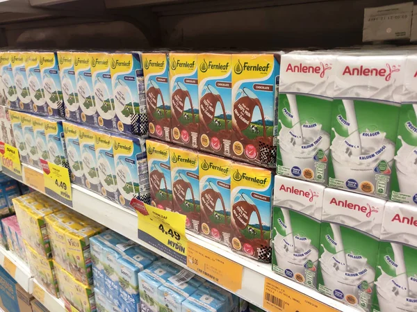 Seremban Malaysia 2019年7月6日 紙箱に詰められた牛乳を加工し スーパーマーケット内のラックに表示します ブランド別に分類され 顧客が選択しやすいタイプ — ストック写真