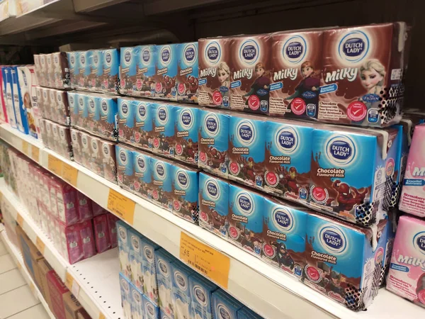 Seremban Malaysia 2019年7月6日 紙箱に詰められた牛乳を加工し スーパーマーケット内のラックに表示します ブランド別に分類され 顧客が選択しやすいタイプ — ストック写真