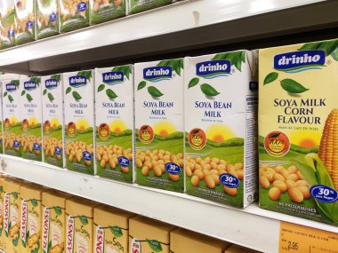 KUALA LUMPUR, MALAYSIA -22 AĞUSTOS 2020: Soya sütü süpermarketlerin içindeki rafta sergilenmek üzere karton bir kutuda sergileniyor. Müşterilerin seçmesini sağlamak için markalara göre sıralanır.