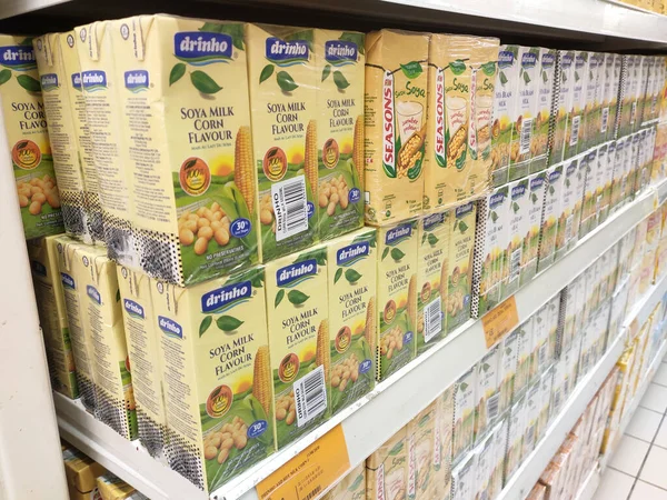 Kuala Lumpur Malaysia Augia 2020 우유는 슈퍼마켓 선반에 진열되어 용기에 — 스톡 사진