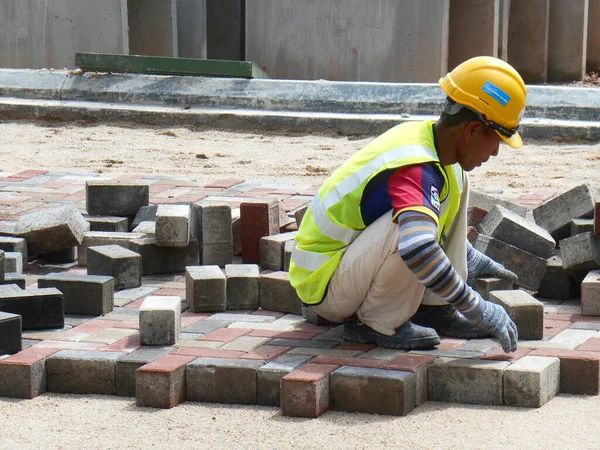 Kuala Lumpur Malasia Agosto 2017 Trabajadores Construcción Instalan Organizan Adoquines —  Fotos de Stock