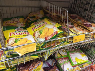 SEREMBAN, MALAYSIA -APRIL 2, 2020: Baharatlar ticari paketlerde satılıyor ve süpermarketteki raflarda sergileniyor. Müşterilerin satın almasını kolaylaştırmak için marka ve tiplere göre sırala.