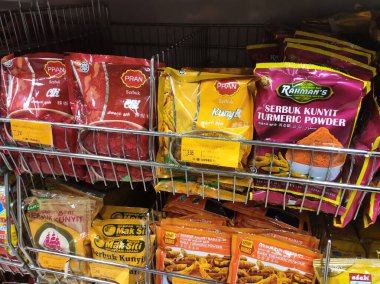 SEREMBAN, MALAYSIA -APRIL 2, 2020: Baharatlar ticari paketlerde satılıyor ve süpermarketteki raflarda sergileniyor. Müşterilerin satın almasını kolaylaştırmak için marka ve tiplere göre sırala.