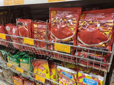 SEREMBAN, MALAYSIA -APRIL 2, 2020: Baharatlar ticari paketlerde satılıyor ve süpermarketteki raflarda sergileniyor. Müşterilerin satın almasını kolaylaştırmak için marka ve tiplere göre sırala.