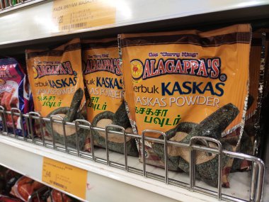 SEREMBAN, MALAYSIA -APRIL 2, 2020: Baharatlar ticari paketlerde satılıyor ve süpermarketteki raflarda sergileniyor. Müşterilerin satın almasını kolaylaştırmak için marka ve tiplere göre sırala.