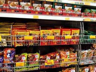 SEREMBAN, MALAYSIA -APRIL 2, 2020: Baharatlar ticari paketlerde satılıyor ve süpermarketteki raflarda sergileniyor. Müşterilerin satın almasını kolaylaştırmak için marka ve tiplere göre sırala.