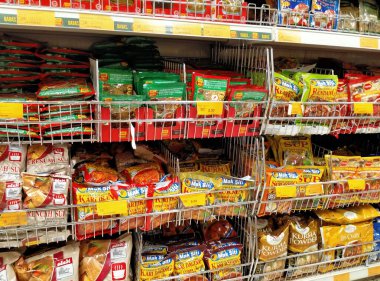 SEREMBAN, MALAYSIA -APRIL 2, 2020: Baharatlar ticari paketlerde satılıyor ve süpermarketteki raflarda sergileniyor. Müşterilerin satın almasını kolaylaştırmak için marka ve tiplere göre sırala.