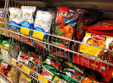 SEREMBAN, MALAYSIA -APRIL 2, 2020: Baharatlar ticari paketlerde satılıyor ve süpermarketteki raflarda sergileniyor. Müşterilerin satın almasını kolaylaştırmak için marka ve tiplere göre sırala.