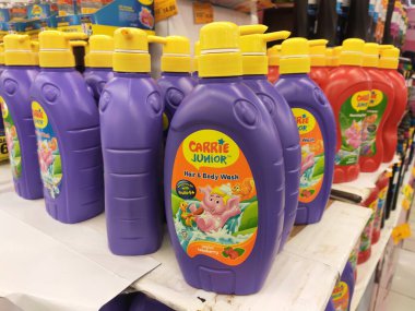 Şampuan ve bebek banyosu plastik şişe ambalajında ve satış rafında satışta. Markaya göre sıralanır ve bir fiyat etiketi konur.
