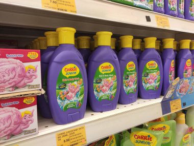 Şampuan ve bebek banyosu plastik şişe ambalajında ve satış rafında satışta. Markaya göre sıralanır ve bir fiyat etiketi konur.