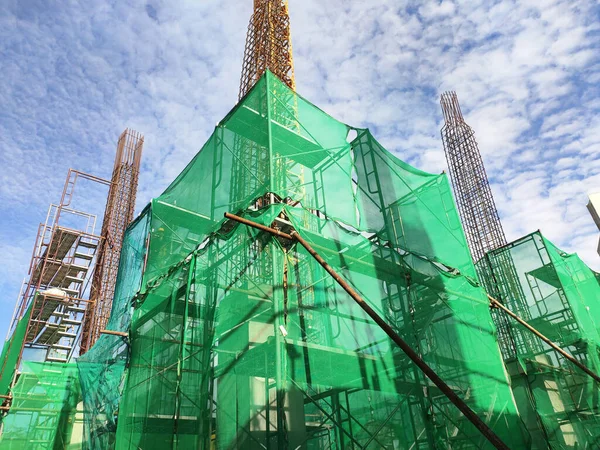 Shah Alam Malaysia 2020年8月6日 コンクリートの高い柱の建設には一時的な階段と足場が使用される 足場は安全のために安全ネットで包まれています 労働者の設置 — ストック写真