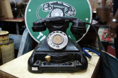 SEREMBAN, MALAYSIA -HAZİRAN 5 Haziran 2020: Antik arama yuvarlak telefonları rehinci dükkanında satışta. Telefon hala orijinal durumunda ve bakımlı..