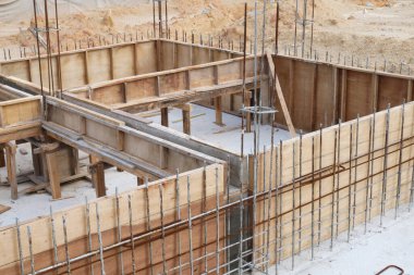 KUALA LUMPUR, MALAYSIA - 5 Mart 2020: İnşaat halindeki zemin kirişinin inşaatı, inşaat alanında geçici kereste kontrplak ile yapılıyor. Yapıyı güçlendirmek için güçlendirilmiş çelik.. 