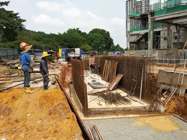 Shah Alam Malaysia 2020年3月23日 建設現場で鉄鋼強化バーを製造する建設労働者 彼らはそれを木の形を使用してカバーアップする前に小さなワイヤを使用して接続しました — ストック写真