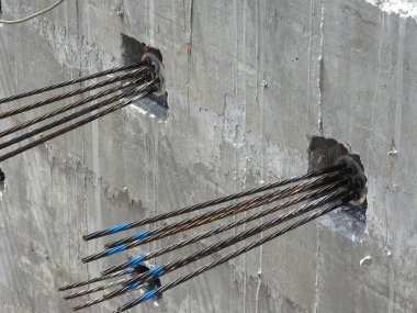 JOHOR, MALAYSIA -14 Nisan 2017: Stres öncesi kablo tendonları inşaat alanında önceden gerilmiş beton için dayanak noktası. Daha geniş kaplamayla daha iyi beton kaplama kalitesi elde etmek için bir teknoloji..  