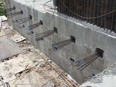 JOHOR, MALAYSIA -14 Nisan 2017: Stres öncesi kablo tendonları inşaat alanında önceden gerilmiş beton için dayanak noktası. Daha geniş kaplamayla daha iyi beton kaplama kalitesi elde etmek için bir teknoloji..  