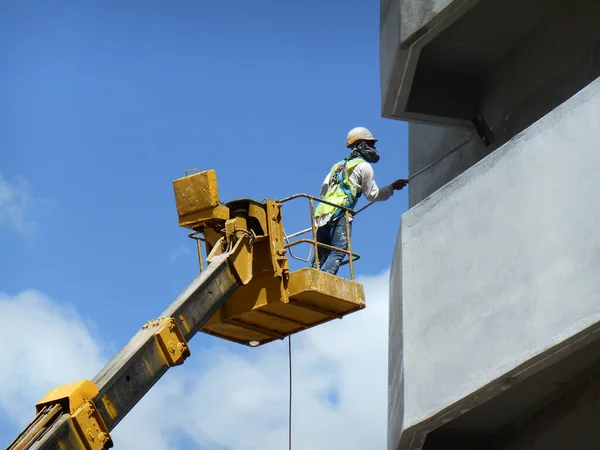 Selangor Malasia Febrero 2017 Trabajadores Construcción Que Utilizan Cubo Grúa — Foto de Stock