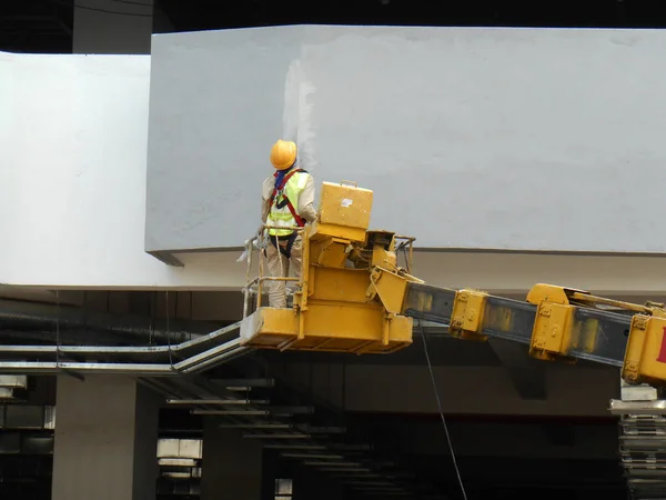 Selangor Malasia Febrero 2017 Trabajadores Construcción Que Utilizan Cubo Grúa — Foto de Stock